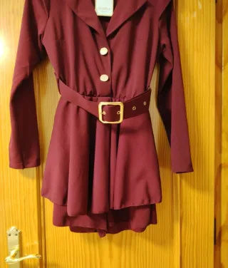 Mono corto estilo blazer burdeos