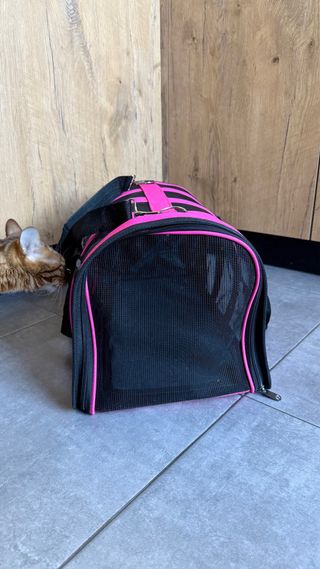 Transportín flexible para gato rosa y negro
