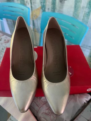 Zapatos Wonders dorados tacón fino