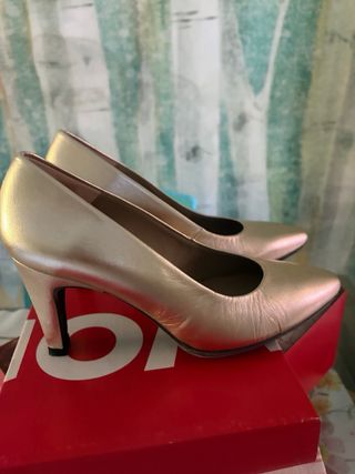 Zapatos Wonders dorados tacón fino