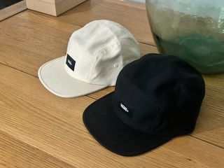 Pack 2 Gorras VANS: 1 Beige y 1 Negra Oportunidad