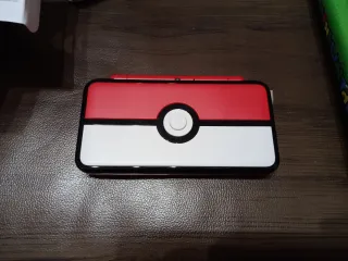 Nintendo 2DS XL Pokémon Ball Edition