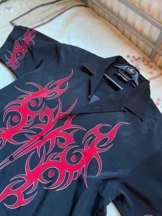 Camisa tribal negra y roja