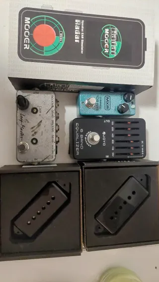 Pedales y pastillas de guitarra