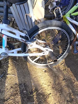 Bicicleta BMX Blanca y Azul