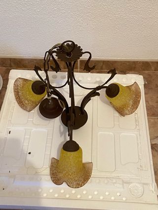 Lámpara de pared con tulipas