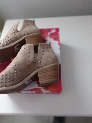 Botines camel tacón tachuelas
