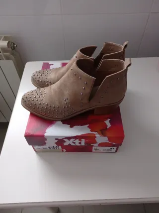 Botines camel tacón tachuelas