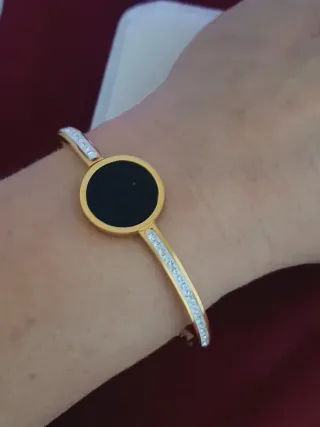 Pulsera bañada en oro con círculo negro