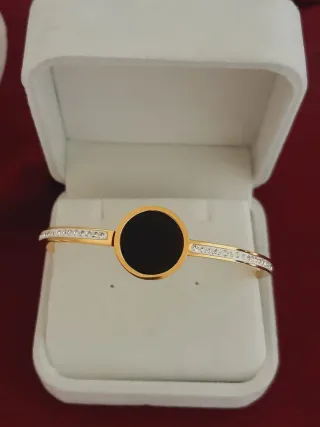 Pulsera bañada en oro con círculo negro