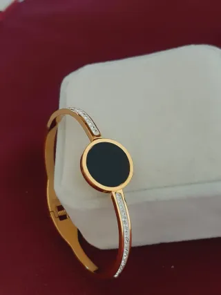 Pulsera bañada en oro con círculo negro