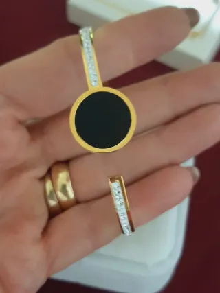 Pulsera bañada en oro con círculo negro