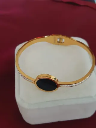 Pulsera bañada en oro con círculo negro