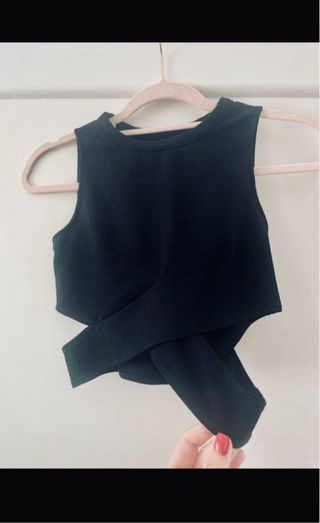 Top negro cruzado Stradivarius