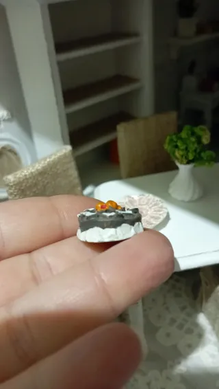 Torta in miniatura con piatto e centrino 1:12