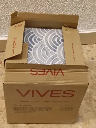 Caja con 25 baldosas decorativas azules