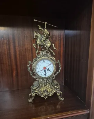 Reloj de sobremesa con figura ecuestre