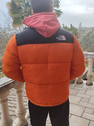 Cazadora The North Face naranja y negra
