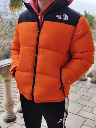 Cazadora The North Face naranja y negra