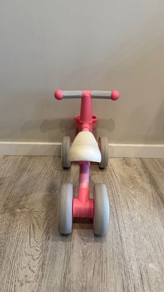 Bicicleta rosa sin pedales