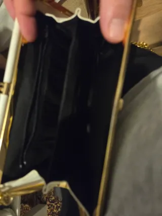 Bolso de mano blanco con detalles dorados