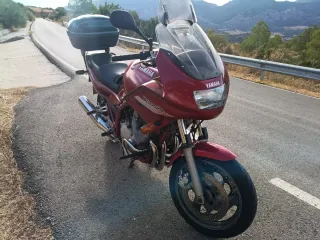 Yamaha XJ 900 Diversion Roja