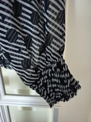 Blusa transparente con lunares y rayas