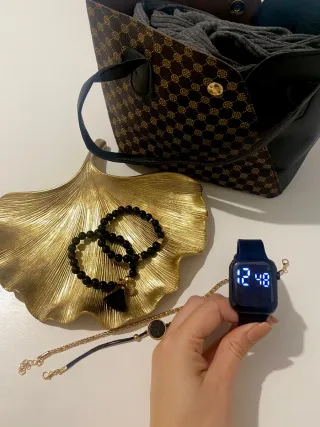 Conjunto Relógio + 2 Pulseiras + 2 Colares por 18€