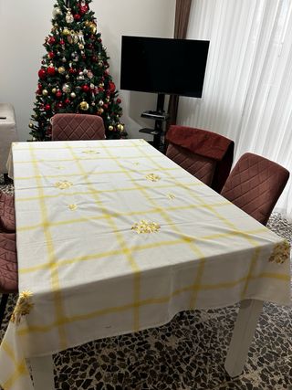 Tovaglia ricamata a quadri gialli