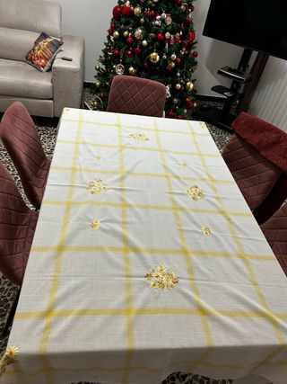 Tovaglia ricamata a quadri gialli