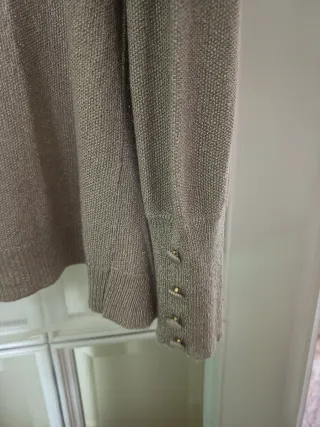 Jersey dorado brillante talla S pero talla como M.