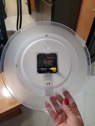 Orologio da parete trasparente