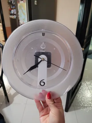 Orologio da parete trasparente