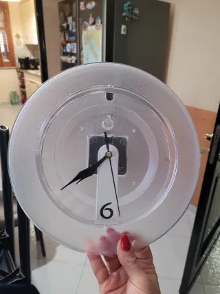 Orologio da parete trasparente