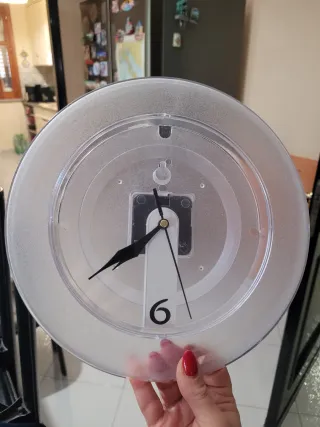 Orologio da parete trasparente