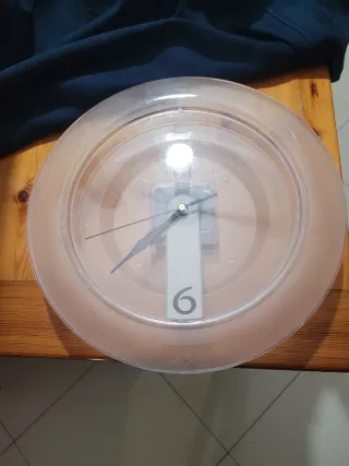 Orologio da parete trasparente