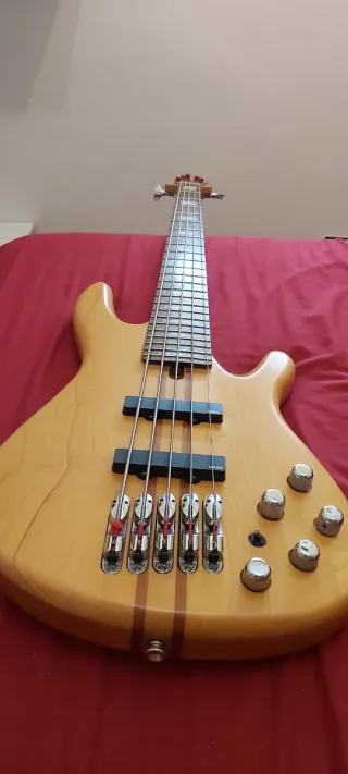 Bajo Eléctrico 5 Cuerdas Yamaha BB2005