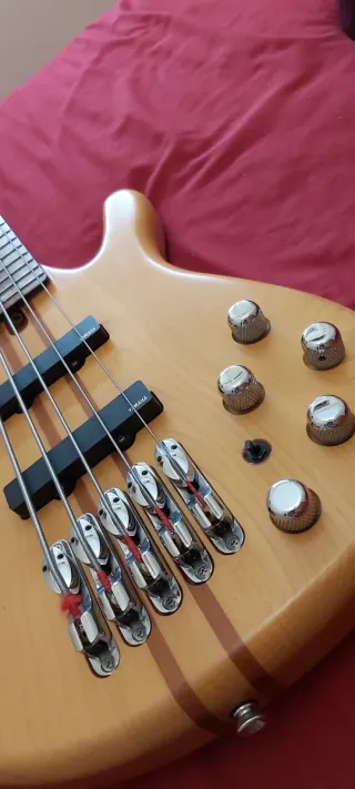 Bajo Eléctrico 5 Cuerdas Yamaha BB2005