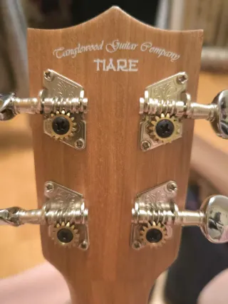 Ukelele marrón con funda y accesorios