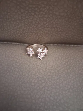 Anillo ajustable con flores y circonitas