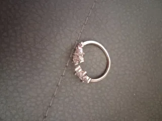 Anillo ajustable con flores y circonitas