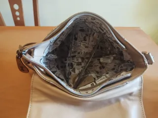 Bolso pequeño beige y dorado