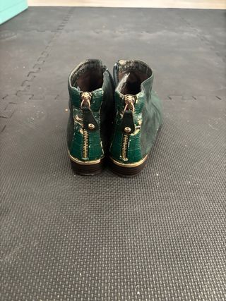 Botines verdes ante mujer