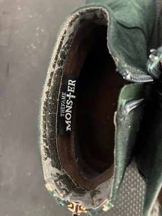 Botines verdes ante mujer