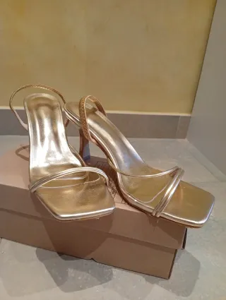 Sandalias doradas invitada