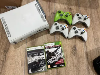 Xbox 360 Consola + 4 Mandos +30cd con juegos