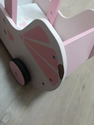Carrito de bebé de juguete rosa