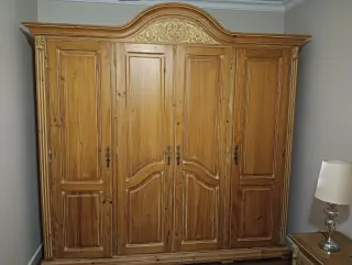 Guardaroba in legno massello con dettagli dorati