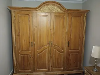 Guardaroba in legno massello con dettagli dorati