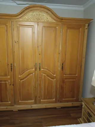 Guardaroba in legno massello con dettagli dorati